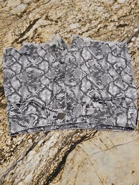 Seven7 Women's  Gray and White Snake-Print Shorts. Size 6